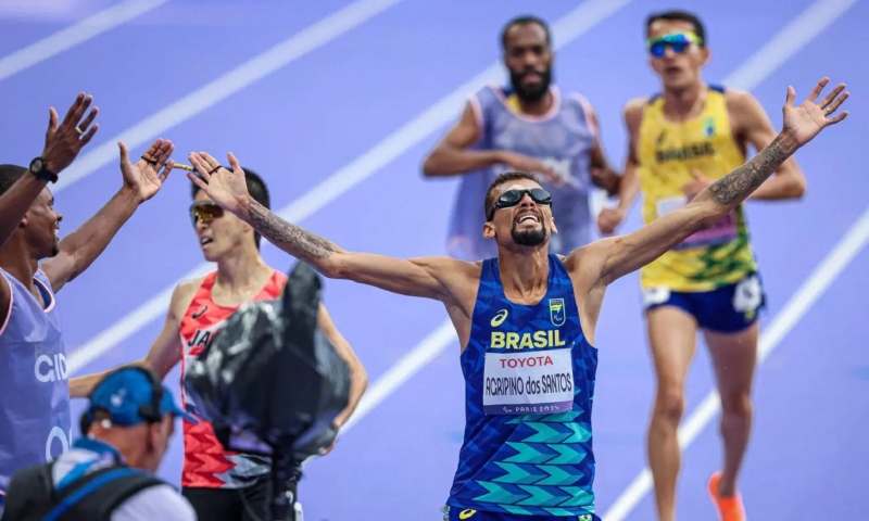 Julio Cesar conquista ouro inédito no atletismo nas Paralimpíadas de Paris e quebra recorde mundial