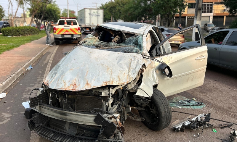 Carro capota cinco vezes na Avenida Brasil após mulher perder controle; confira