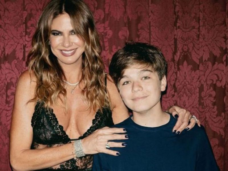 Luciana Gimenez divulga que viaja de executiva enquanto o filho permanece na classe econômica
