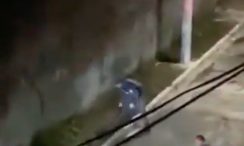 Vídeo registra instante em que PM pressiona cabeça de motorista de aplicativo durante abordagem; veja