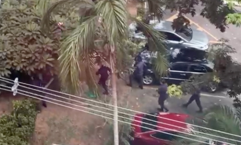Vídeo flagra policiais recapturando detento que tentou escapar da audiência de custódia no Honech Reis; confira