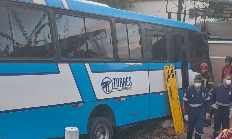 Ônibus perde controle, atropela pedestre e fere vários em Manaus; assista ao vídeo