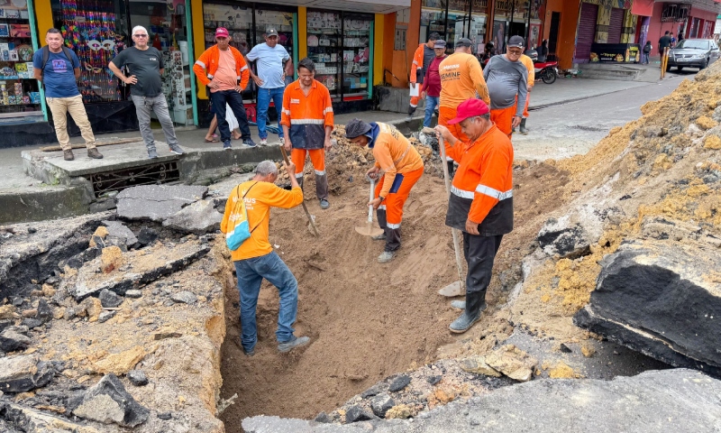 Prefeitura bloqueia via no bairro Tancredo Neves para consertar sistema de drenagem profunda