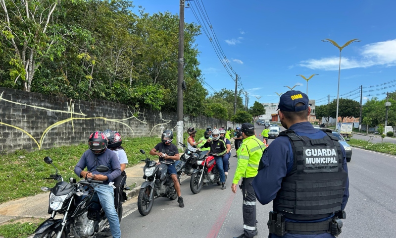 Ação Cavalo de Aço realiza fiscalização de motocicletas na Zona Norte de Manaus