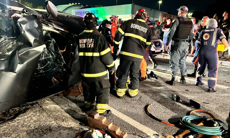 Fugitivos capotam veículo e ficam presos nas ferragens em Manaus; confira os vídeos