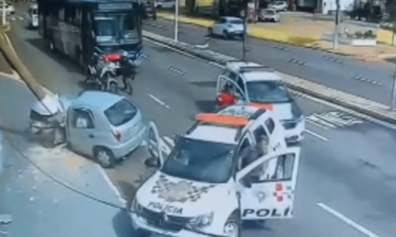 Mulher escapa de blitz, tenta atropelar policial e colide carro em poste; assista ao vídeo