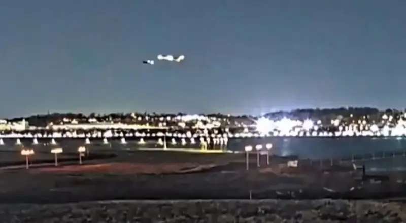 Novo vídeo mostra colisão entre avião e helicóptero militar trágico