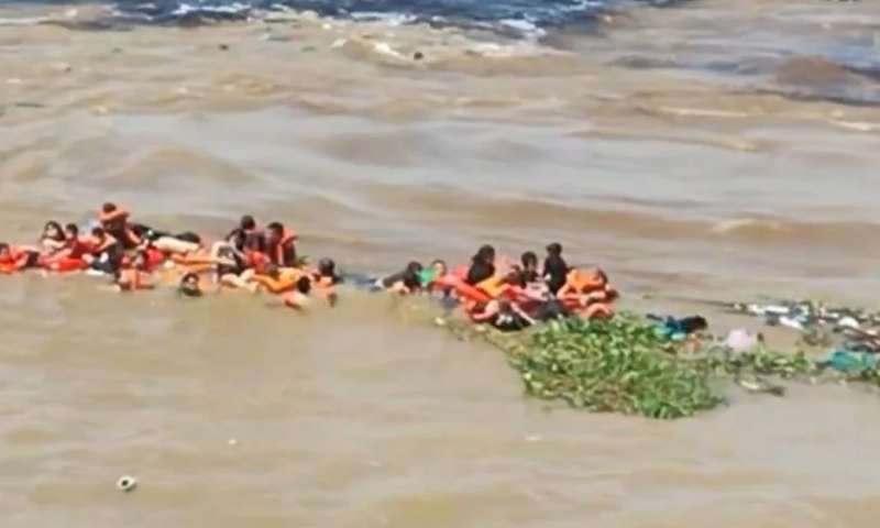 Cinco pessoas continuam desaparecidas um mês após naufrágio.