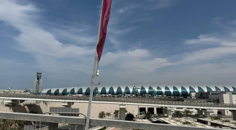 Emirados Árabes Unidos anunciam o fechamento do espaço aéreo.