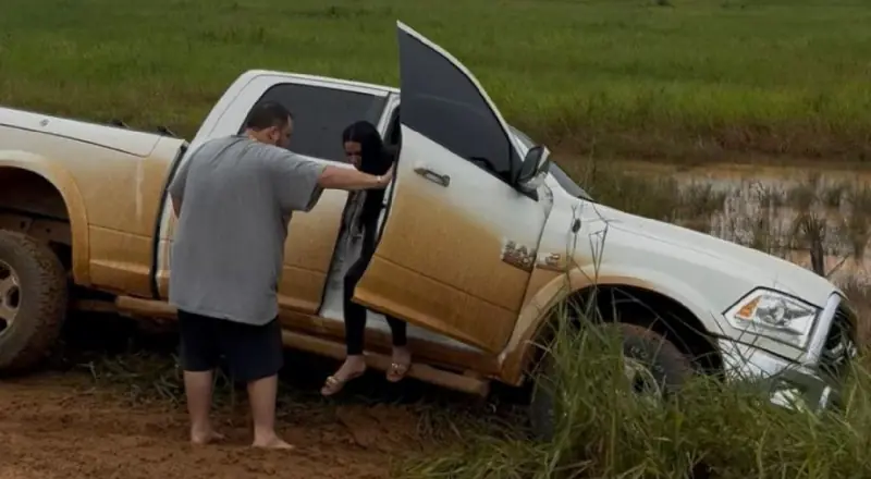 Carro de vice-prefeito de Presidente Figueiredo sai da pista