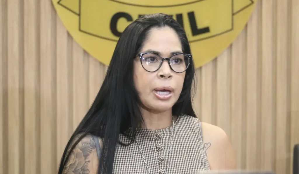 Homem agride esposa com pauladas e tenta matá-la com facadas