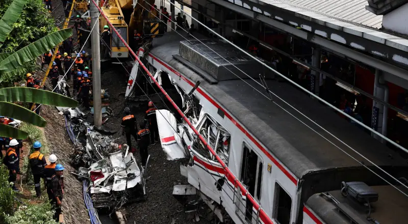 Colisão entre trens deixa 14 mortos e 84 feridos na Indonésia - Impacto e Resposta