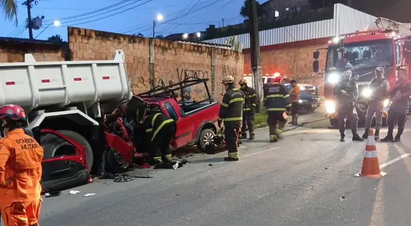 Vídeo mostra acidente gravíssimo entre carro e caçamba; assista com cuidado.