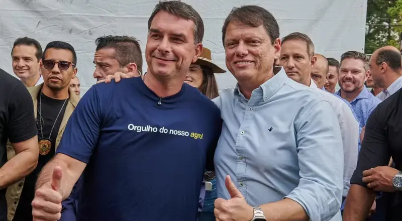 Na Agrishow em SP, Tarcísio elogia Flávio Bolsonaro como futuro presidente
