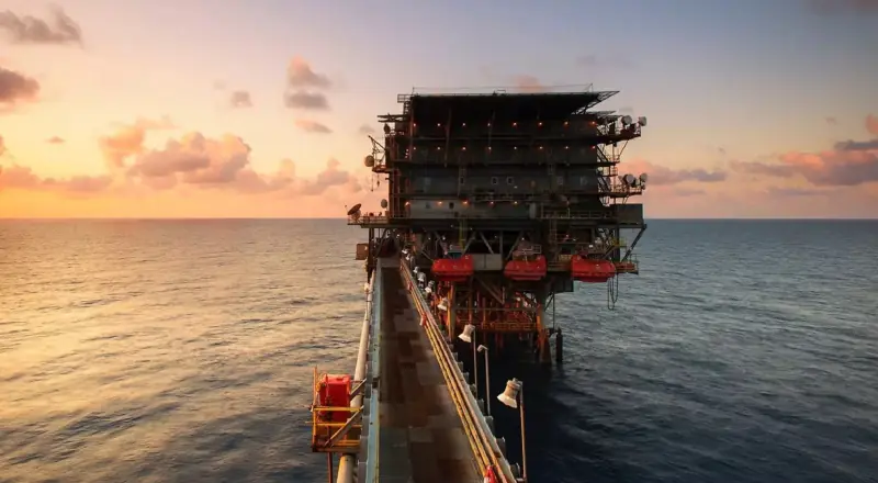 Petróleo dispara mais de 4% e alcança US$ 105 em negociação