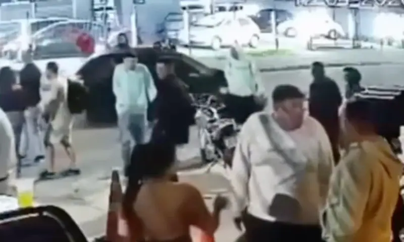 O carro preto passou: Vigilância captura execução em vídeo