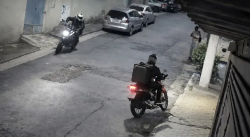 Mulher armada 'cancela CPF' de bandidos em assalto de moto