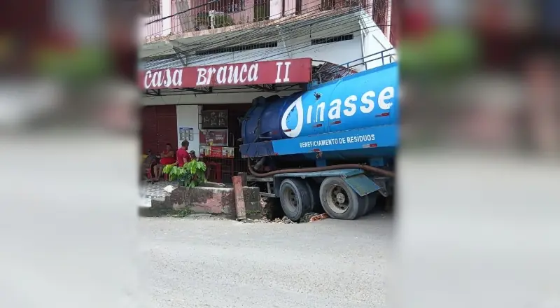Caminhão de resíduos invade calçada e atinge comércio local