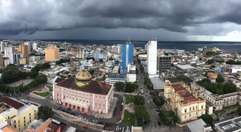 Previsão de fortes chuvas deixa Manaus em alerta para deslizamentos seguros