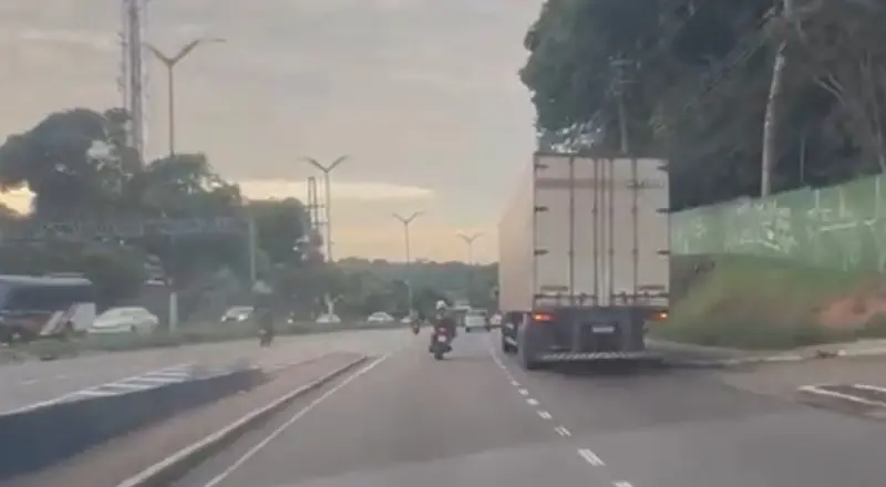 Motoqueiro é esmagado por caminhão na Bola do Coroado: detalhes trágicos