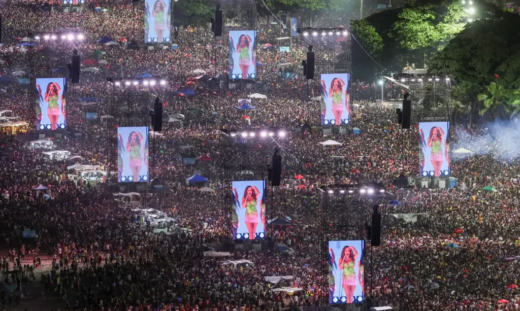 Mais de 2 milhões de pessoas assistem ao show de Shakira em Copacabana com emoção