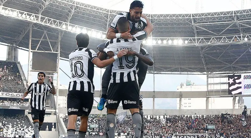 Botafogo vence Corinthians pelo Brasileirão com três gols de Arthur Cabral