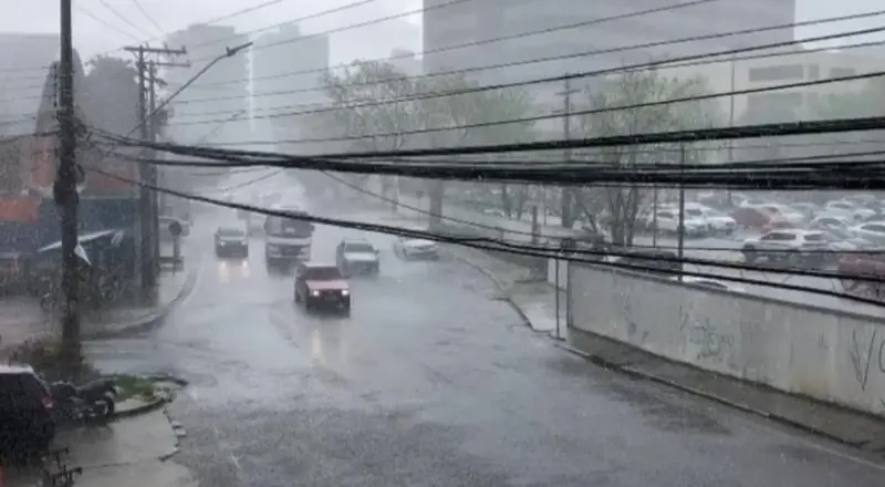 Chuva intensa coloca Manaus em alerta para riscos de alagamentos