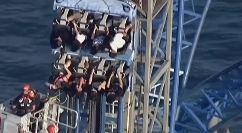 Pessoas ficam presas no topo de montanha-russa nos EUA; assista!