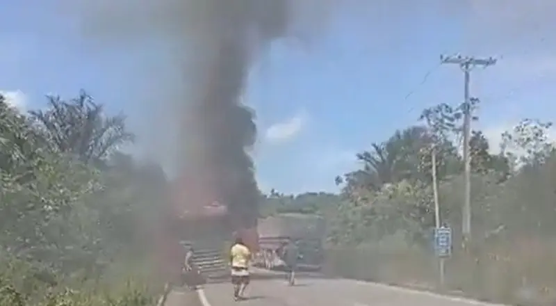 Carreta pega fogo, bloqueio total na BR-174: assista ao vídeo