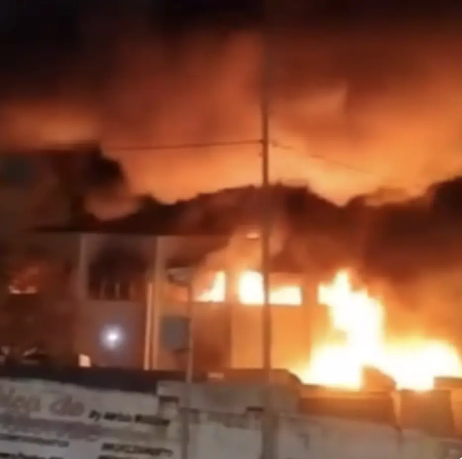 Incêndio em Guarulhos: estrutura tomada pelas chamas