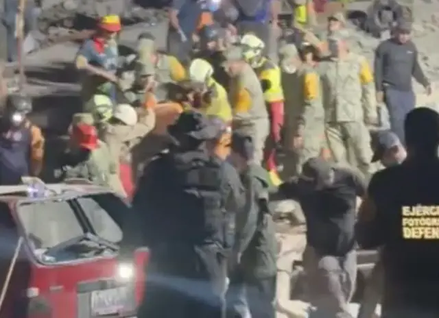 Criança sobrevive a terremoto e espera pela mãe nos escombros