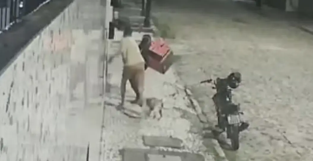 Veja o momento em que sargento da PM atira em entregador.