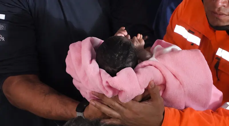Bebê de 18 dias é resgatado após 32 horas nos escombros