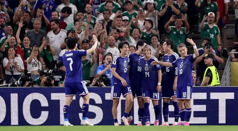 Vitória dos Samurais Azuis: Japão goleia e avança na Copa