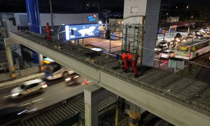 Prefeitura de Manaus avança na reconstrução da passarela em tempo recorde