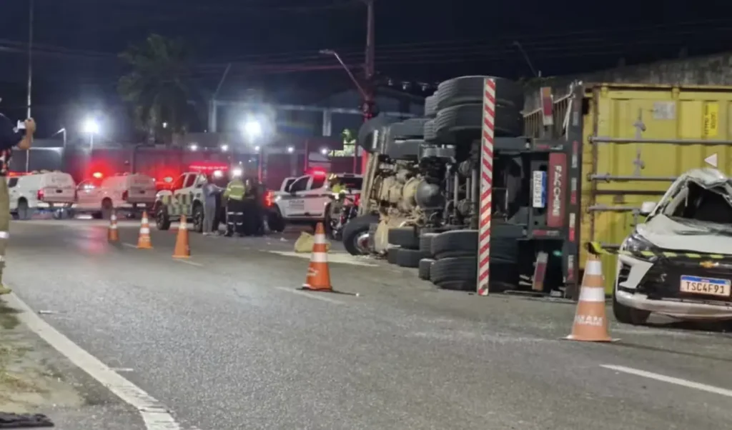 Carreta continua tombada e interdita avenida das Torres à noite