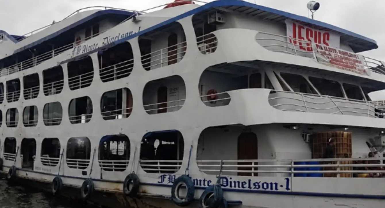 Redemoinho durante temporal causa pânico em embarcação no AM