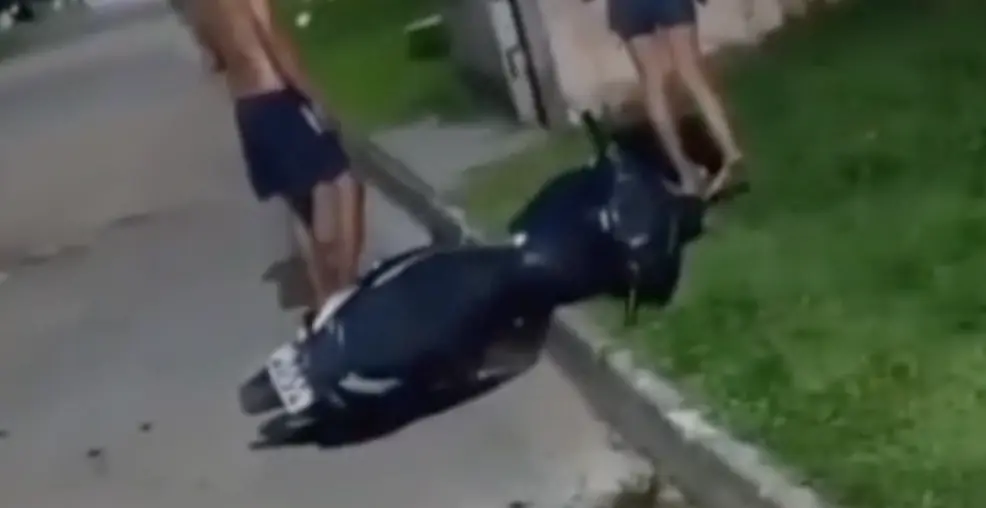 Imagens fortíssimas: mulher perde controle da moto e morre tragicamente