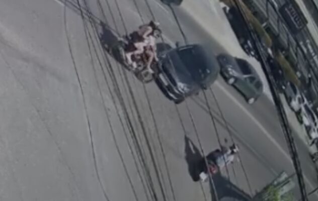 Cenas fortes: motociclista é arremessada em acidente grave