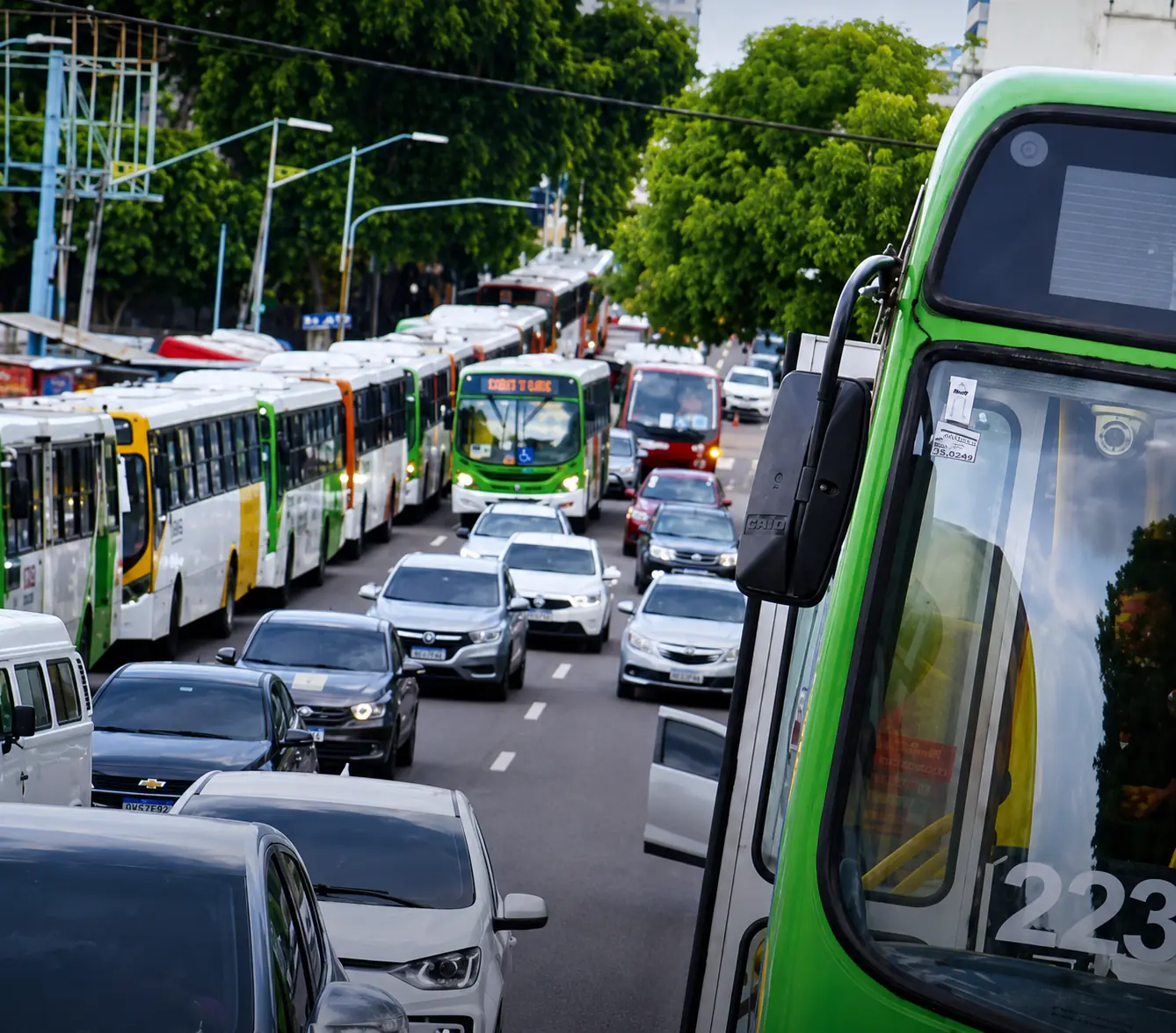 Dia de sufoco: Passageiros enfrentam caos em Manaus sem ônibus