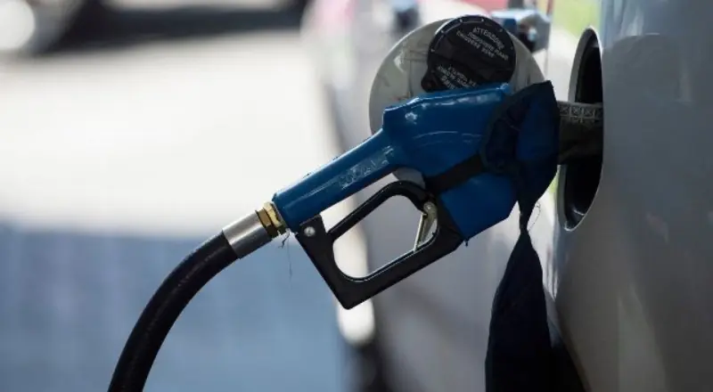 Alta do petróleo faz governo adiar subsídio da gasolina hoje