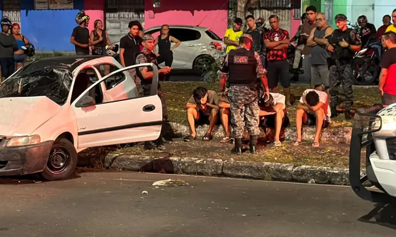 Carro com quatro menores avança sinal vermelho e capota na avenida