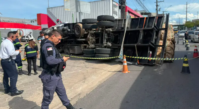 Carreta tomba na Autaz Mirim e gera caos no trânsito local