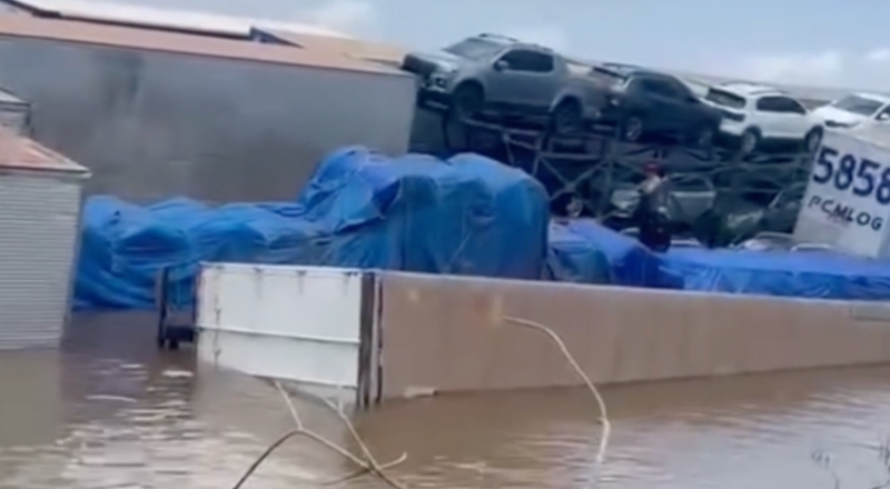 Balsa perde estabilidade, aderna no Rio Amazonas e causa acidentes
