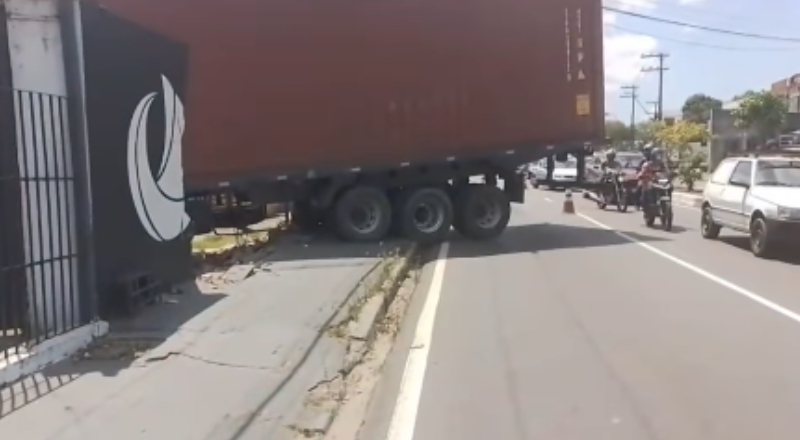 Carreta bate em muro de empresa e causa congestionamento na via
