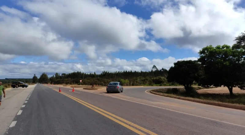 Fuga após abordagem da PRF: colisão na BR-251 provoca caos