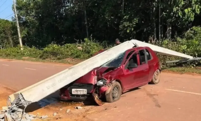Motorista bêbado derruba poste e causa caos em Presidente Figueiredo