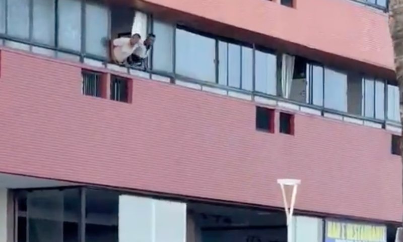 Deu ruim pro Ricardão: amante cai ao tentar escapar de flat