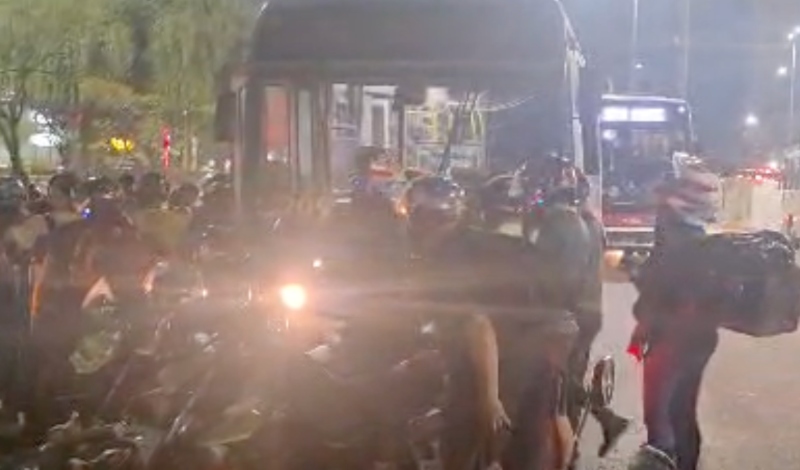 Motociclista fica preso debaixo de ônibus após acidente em Manaus
