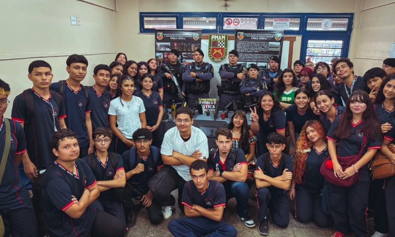 Força Tática realiza exposição de equipamentos e engaja estudantes
